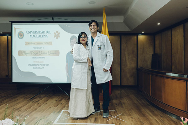 Miguel Cortina Caicedo, médico interno, quien cursó sus estudios gracias a la beca de bachiller deportista.