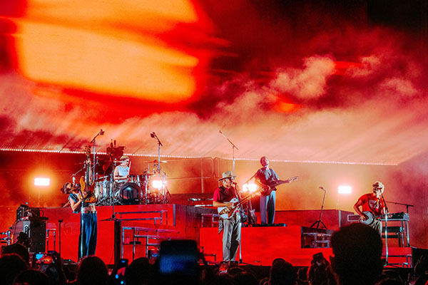 “La nueva canción tiene también mucho recorrido con el momento vital en que estamos”, reconoce el cuarteto, que escribió un tema titulado ‘Antes de los 30’ y que, al afrontar esa treintena, afirman que entre sus objetivos está formar sus respectivas familias y, “más a largo plazo, el permanecer”. Parece un objetivo cumplido en 2025, año en el que el grupo volverá salir de gira con ‘Asuntos pendientes’ por grandes escenarios que no visitaron en su anterior gira en México, Panamá, Colombia, Argentina, Bolivia y Uruguay. 