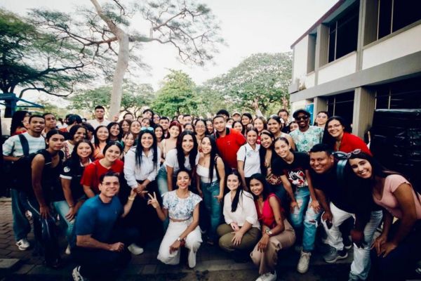 Laura Barjum con los estudiantes de la Universidad del Magdalena.
