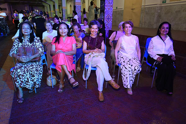 Laura Polo, Aura Polo, Rosilia Conrado, Nancy Robles y Ana David participaron con fervor en la ceremonia religiosa y compartieron recuerdos entrañables. Laura Polo, Aura Polo, Rosilia Conrado, Nancy Robles y Ana David participaron con fervor en la ceremonia religiosa y compartieron recuerdos entrañables.