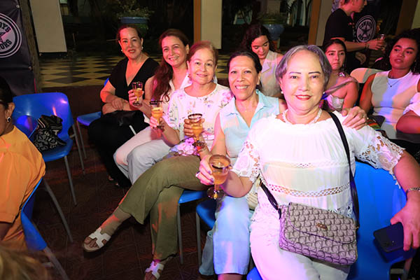 María Elena Contreras, Jaqueline Bolaño, María Luisa Vives, Angélica Robles y Annemarie Burke disfrutaron de un emotivo agasajo junto a sus compañeras. María Elena Contreras, Jaqueline Bolaño, María Luisa Vives, Angélica Robles y Annemarie Burke disfrutaron de un emotivo agasajo junto a sus compañeras.