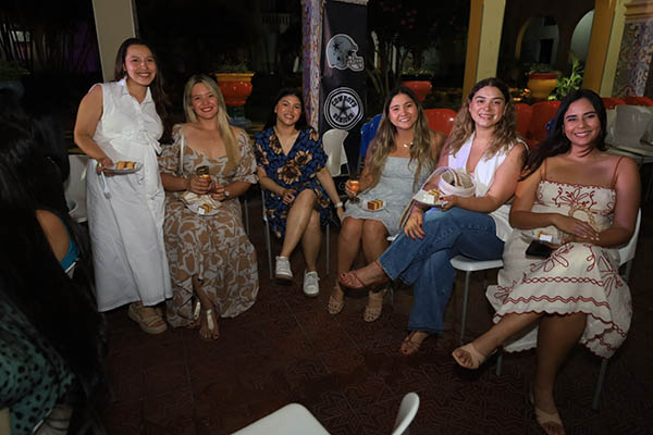 Paula Pérez, Daniela Hernández, Andrea Suárez, Vanesa Diazgranados, Ana Hernández y Andrea Collantes hicieron parte activa del reencuentro que evocó gratos momentos vividos en su formación escolar. Paula Pérez, Daniela Hernández, Andrea Suárez, Vanesa Diazgranados, Ana Hernández y Andrea Collantes hicieron parte activa del reencuentro que evocó gratos momentos vividos en su formación escolar.