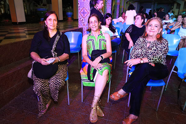 Lucy Borrego, Maritza Gámez y Jaqueline Medina se reencontraron en un ambiente fraterno durante la eucaristía ofrecida por el Día del Exalumno.