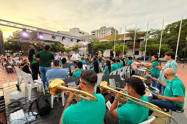 Con alegría y entusiasmo la Orquesta Filarmónica de Cajamag encantó a los samarios y visitantes en el parque Bolívar. 