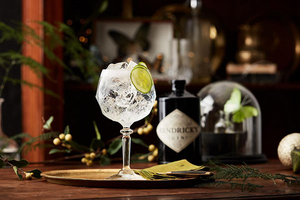 Al pasar de los años, la ginebra pasó de ser una medicina a convertirse en una bebida popular entre las personas que consumen cocteles. 