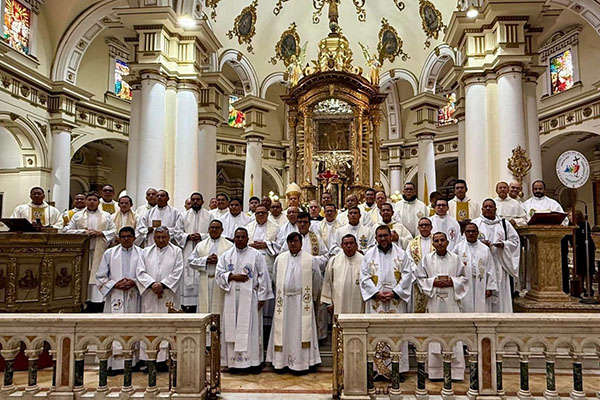 Monseñor José Mario Bacci y sus sacerdotes, en la peregrinación a la Basílica Nuestra Señora del Rosario de Chiquinquirá – Boyacá.