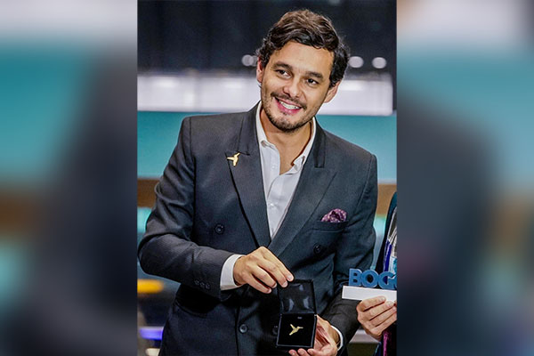Luis Alejandro Dávila recibiendo un reconocimiento por su labor como Director del Bureau de Convenciones de Bogotá.