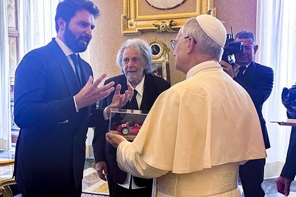 El papa León XIV ha recibido esta mañana en una audiencia privada en el Vaticano al famoso actor estadounidense Al Pacino (c), y al productor Andrea Iervolino (i), junto a parte del reparto de una película sobre la historia de la casa automovilística Maserati. EFE