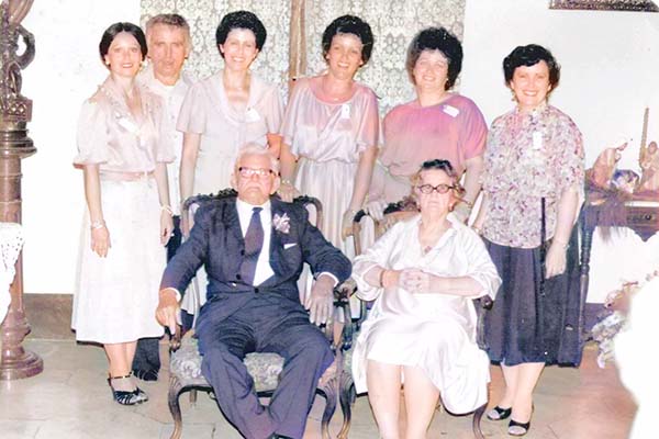 En la gráfica,  Alicia acompañada de sus padres, José Silvestre Lacouture Daza y Paulina Zuñiga de Lacouture, en la celebración de sus 50 años de casados. También aparecen sus hermanos, Paulina y Alberto, (fallecidos), Ana Beatriz, Olga Cecilia y Margarita Lacouture Zúñiga.