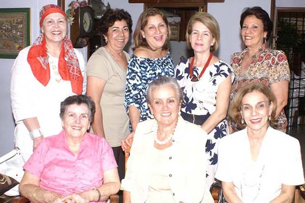 Zoila Vives Lacouture, Rina Celedón, Irma Zúñiga, Cristy Zúñiga de Bateman, Cecilia Pacheco, Beatriz Lacouture de Vives y Beatriz Marta Zúñiga de Dávila, en la celebración del cumpleaños de Alicia.