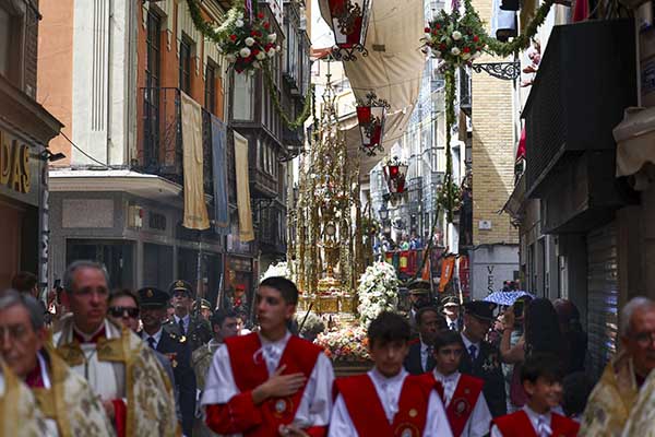 Solemne procesión del Corpus Christi recorriendo las históricas calles de Toledo, España, entre incienso, custodias doradas y la devoción de todo un pueblo. Foto EFE