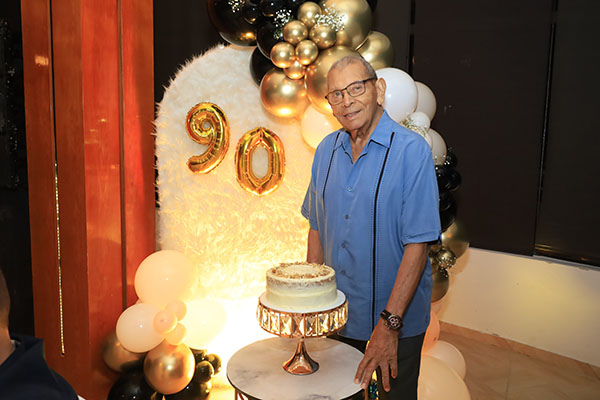 El cumpleañero Mario Velásquez celebrando sus 90 años.