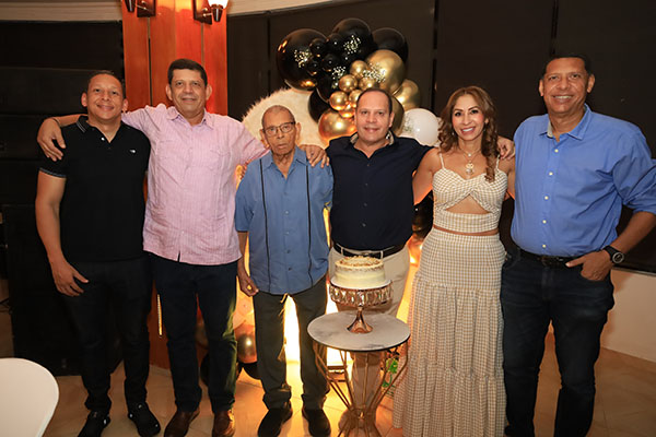 Mario Velásquez acompañado de sus familiares, Leonardo Velázquez, Mario Velásquez, Alex Velásquez, Marina Velásquez, Jorge Luis Velásquez.