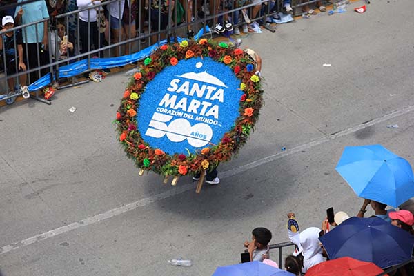 La silleta floral con el logo de los 500 años recorrió el desfile entre aplausos del público. La silleta floral con el logo de los 500 años recorrió el desfile entre aplausos del público.