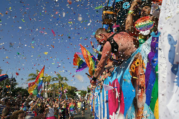 Cartel de la marcha del Orgullo en París 2025