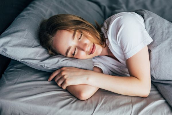 Dormir lo suficiente permite que el cerebro y el cuerpo descansen y se recuperen del estrés diario. Foto Diana.Grytsku-Freepik.