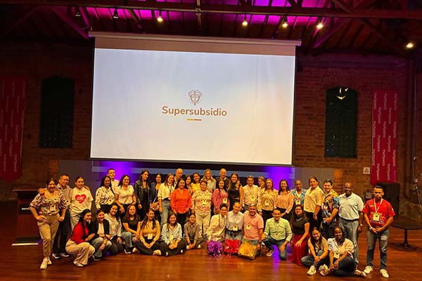 Representantes Arhuacos y koguis compartieron la experiencia de los Biblioburros indígenas, llevando hasta Medellín la voz de las comunidades de la Sierra Nevada.