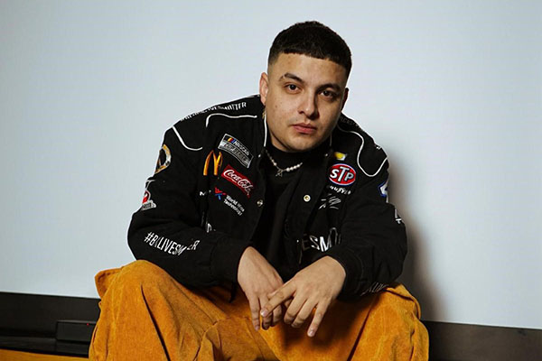 Con una carrera vertiginosa que incluye éxitos como “Tusa”, “Provenza”, “Hawái”, “Te Felicito”, “TQG” y “BZRP Music Sessions #53”, este último galardonado con tres Latin GRAMMYs.