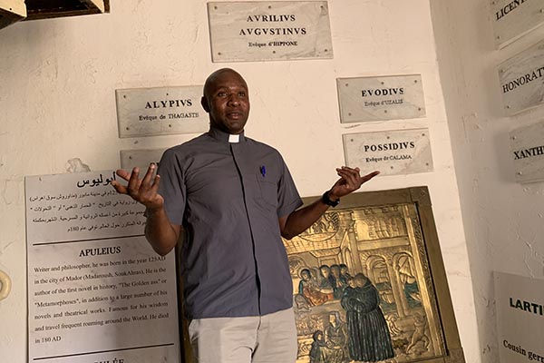 El padre agustino Fred Wekesa en la ciudad natal de San Agustín, la antigua Tagaste, hoy en la wilaya (provincia) argelina de Suq Ahras. A las puertas de la iglesia, frente el Mediterráneo, se toca el violín clásico árabe y se encuentra el sosiego antes de regresar a la populosa y activa Annaba, la actual ciudad argelina. El padre agustino Fred Wekesa en la ciudad natal de San Agustín, la antigua Tagaste, hoy en la wilaya (provincia) argelina de Suq Ahras. A las puertas de la iglesia, frente el Mediterráneo, se toca el violín clásico árabe y se encuentra el sosiego antes de regresar a la populosa y activa Annaba, la actual ciudad argelina.