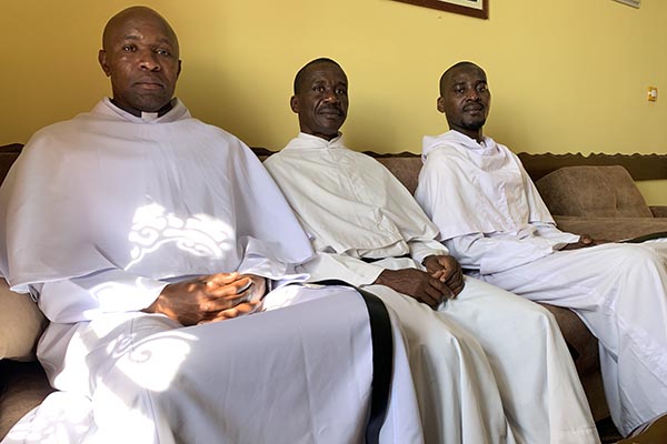 El padre Fred Wekesa, junto los otros dos hermanos Dominic Juma Habakkuk y Leviticus Shailong forman toda la comunidad. La vida comunitaria es parte central de esta orden que cree que fe y razón pueden ir de la mano. (Foto EFE) El padre Fred Wekesa, junto los otros dos hermanos Dominic Juma Habakkuk y Leviticus Shailong forman toda la comunidad. La vida comunitaria es parte central de esta orden que cree que fe y razón pueden ir de la mano. (Foto EFE)
