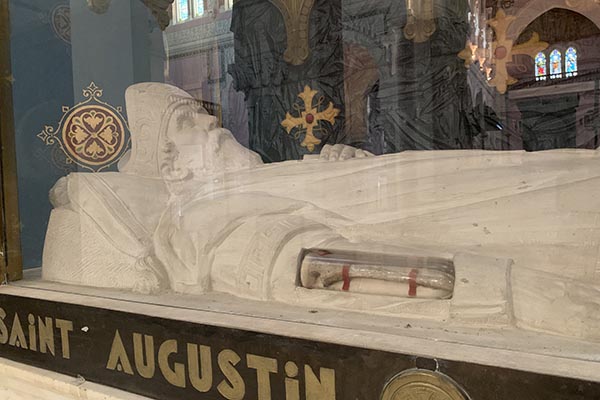 El templo protege en el interior una urna de cristal la más preciada reliquia: lo que se considera el cúbito del antebrazo derecho de San Agustín de Hipona. (Foto EFE) El templo protege en el interior una urna de cristal la más preciada reliquia: lo que se considera el cúbito del antebrazo derecho de San Agustín de Hipona. (Foto EFE)