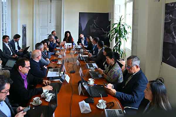 Durante la reunión participaron directivos del MinVivienda, la Autoridad de Licencias Ambientales, la Agencia Nacional de Infraestructura, la Aeronáutica Civil, el Departamento Nacional de Planeación, Planeación e Infraestructura del Ciudad de Santa Marta.
