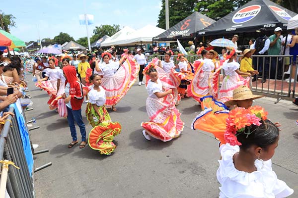 Con trajes típicos y bailes tradicionales, grupos folclóricos rindieron homenaje a la herencia del Magdalena. Con trajes típicos y bailes tradicionales, grupos folclóricos rindieron homenaje a la herencia del Magdalena.
