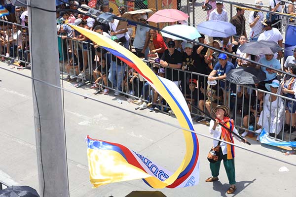 Con banderas ondeando, los participantes saludaron al público en una jornada cargada de alegría caribeña. Con banderas ondeando, los participantes saludaron al público en una jornada cargada de alegría caribeña.