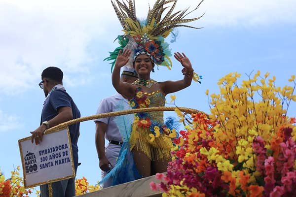 La Embajadora de los 500 Años de Santa Marta desfiló sobre una carroza adornada con flores tropicales.