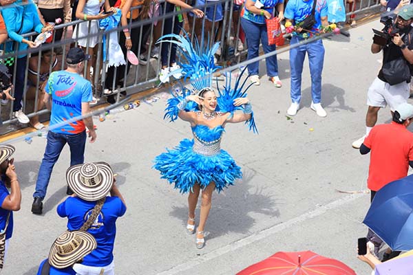 Tatiana Angulo Fernández De Castro, Reina del Carnaval de Barranquilla 2025, recorrió las calles a pie contagiando alegría y sabor caribeño durante el desfile folclórico. Tatiana Angulo Fernández De Castro, Reina del Carnaval de Barranquilla 2025, recorrió las calles a pie contagiando alegría y sabor caribeño durante el desfile folclórico.
