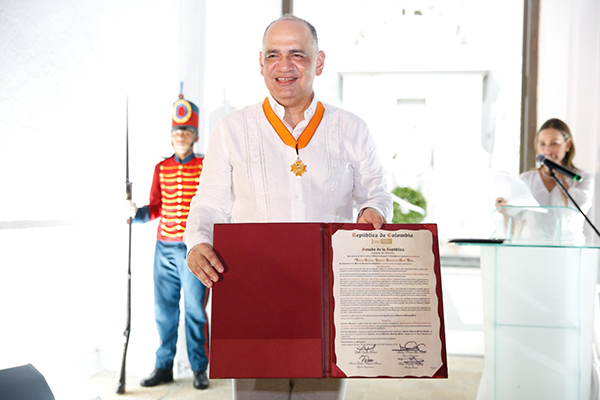 El alcalde Carlos Pinedo Cuello recibió de parte del Congreso de la República, la condecoración en grado de Comendador, en el marco de la celebración de los 500 años de Santa Marta