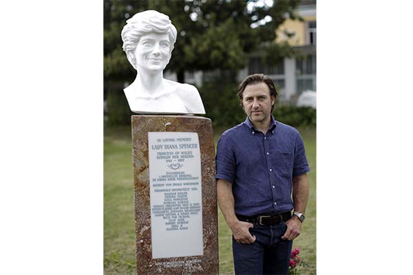Fotografía del artista austriaco Wolfgang Kanutsch junto a un busto de Diana de Gales en el jardín del Castillo de Cobenzl en Viena (Austria) el 31 de agosto de 2013. El parque conmemorativo fue una iniciativa privada en memoria de la llamada “Princesa del Pueblo”. (Foto EFE/Georg Hochmuth) Fotografía del artista austriaco Wolfgang Kanutsch junto a un busto de Diana de Gales en el jardín del Castillo de Cobenzl en Viena (Austria) el 31 de agosto de 2013. El parque conmemorativo fue una iniciativa privada en memoria de la llamada “Princesa del Pueblo”. (Foto EFE/Georg Hochmuth)