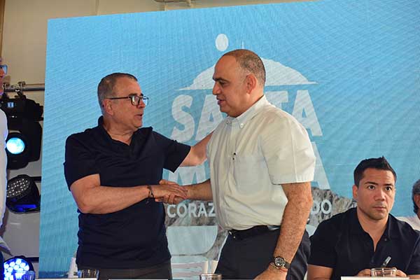 Javier Hernández Bonnet, referente del periodismo deportivo en Colombia, con más de 40 años de trayectoria en radio y televisión recibiendo un reconocimiento por parte de Carlos Pinedo Cuello, Alcalde de Santa Marta. Foto Ly Erick Amasifuen