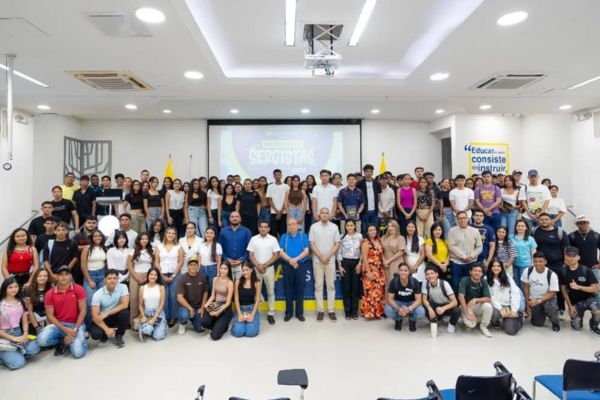 Fotografía grupal de los nuevos estudiantes de la Universidad Sergio Arboleda con Alfredo Méndez Alzamora, Rector de la institución y otros funcionarios de la misma, en la ceremonia de bienvenida.