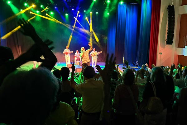 Durante la presentación los integrantes de la banda no solo cantaron; también interactuaron constantemente con el público. / Foto Cajamag 
