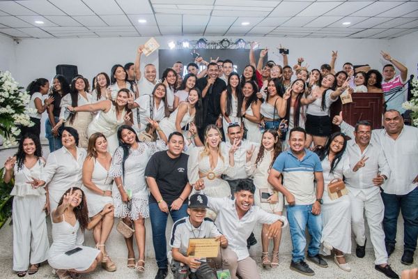 Jóvenes músicos y creadores de contenido de Ciénaga que asistieron al evento de la ‘Noche Joven’ realizada en el municipio magdalenense. Foto Alcaldía de Ciénaga