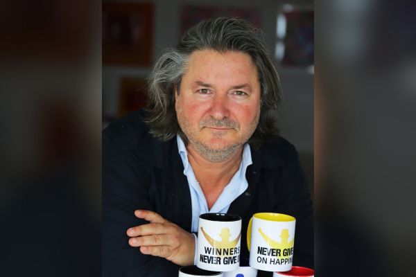 El creador del Día de Nunca Rendirse es Alain Horoit, también conocido como el Señor de Nunca Rendirse (Mr. Never Give Up). Decidió crear esta fecha cuando, por circunstancias personales, cayó en el momento más oscuro de su vida y tuvo que empezar desde cero a una edad en la que todos a su alrededor dejaron de confiar en él.