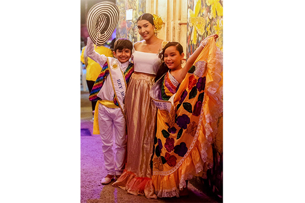 Stifany Del Mar Manjarrés Egea, Administradora de Empresas, Gestora Cultural. Actriz, Productora teatral, Formadora y Directora de Teatro. Presidente de la Fundación Pescaíto Dorado. Y Alessadro Prada Manjarrés y Nicole Zagarra Reyes del Carnaval Infantil de Pescaíto 2025 / Foto cortesía 