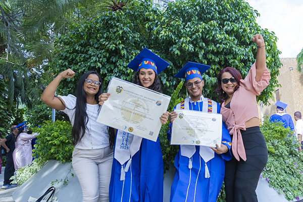 Los nuevos especialistas en Docencia Universitaria, Dayana Sierra y Mauro Zabaleta, disfrutaron este triunfo al lado de sus madres que fueron el principal apoyo en este nuevo logro. Los nuevos especialistas en Docencia Universitaria, Dayana Sierra y Mauro Zabaleta, disfrutaron este triunfo al lado de sus madres que fueron el principal apoyo en este nuevo logro.