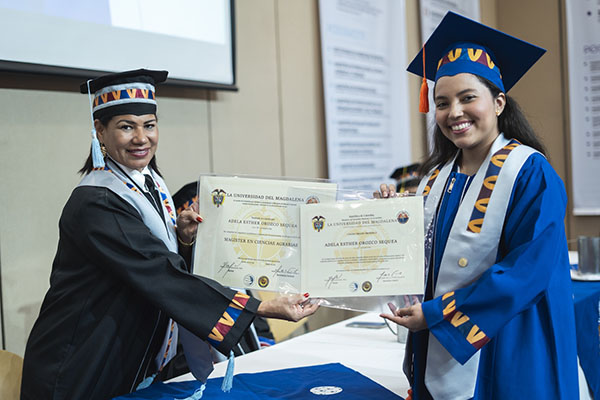 Con mención de honor, Adela Orozco Sequea, recibió su título como magíster en Ciencias Agrarias de las manos de la vicerrectora (e) académica, la doctora Leynin Caamaño Rocha. Con mención de honor, Adela Orozco Sequea, recibió su título como magíster en Ciencias Agrarias de las manos de la vicerrectora (e) académica, la doctora Leynin Caamaño Rocha.
