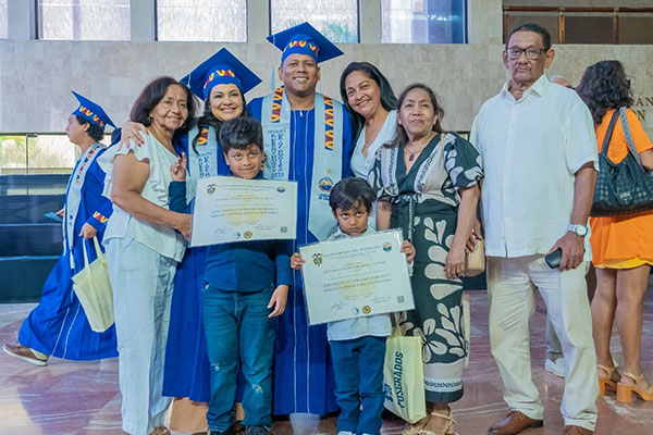 Junto a su familia e hijos los nuevos especialistas en Derechos Humanos y Derecho Internacional Humanitario, celebraron este nuevo triunfo en el ámbito académico que le abrirá las puertas para transformar el territorio. Junto a su familia e hijos los nuevos especialistas en Derechos Humanos y Derecho Internacional Humanitario, celebraron este nuevo triunfo en el ámbito académico que le abrirá las puertas para transformar el territorio.