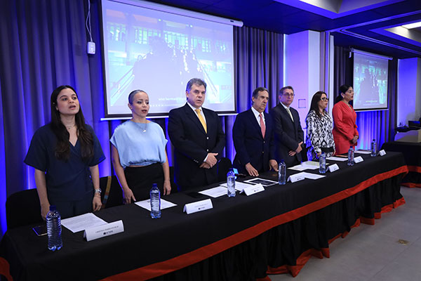 De izquierda a derecha, Cristina Torents Díaz, Tatiana Adechini, Alberto de castro, Adolfo Meisel Roca, director de la Universidad del Norte, Raúl Arenas, Alexander bolaño y Nadia Arena.