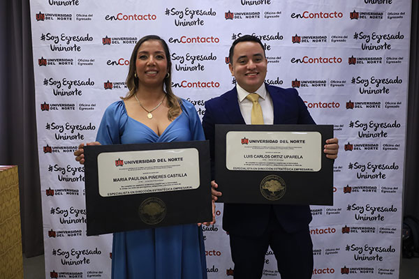 María Paulina Piñeres Castilla junto a Luis Carlos Ortiz Uparela recibieron el titulo a Especialista en Dirección Estratégica empresaria.
