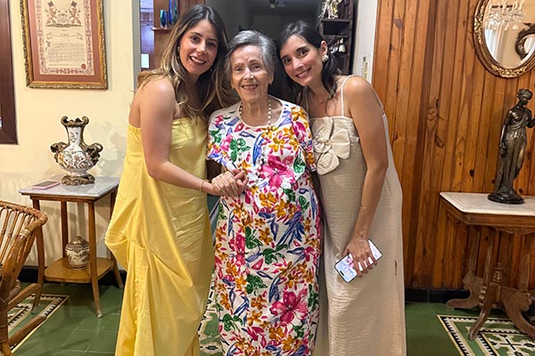 Beatriz Lacouture de Vives, la anfitriona del baby shower, en compañía de sus nietas, Ana Camila Hernández Vives y Paula Rozo Mendoza.