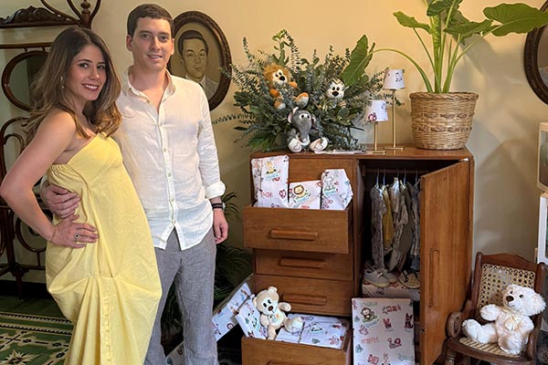 Andrés Arias Vives y su esposa Paula Rozo, durante el baby shower ofrecido por su abuela, tíos y primos, con motivo de la próxima llegada de Matías. Andrés Arias Vives y su esposa Paula Rozo, durante el baby shower ofrecido por su abuela, tíos y primos, con motivo de la próxima llegada de Matías.