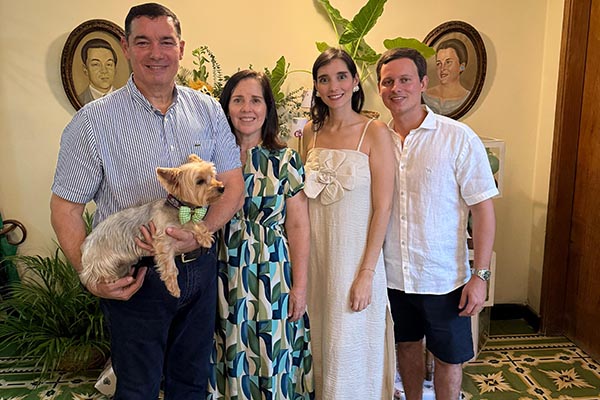 Osvaldo Alberto y Ana Camila, con sus padres, Edgar Hernández y Luz Marina Vives Lacouture, abuelos de Ignacio, y con su mascota, Archie. Osvaldo Alberto y Ana Camila, con sus padres, Edgar Hernández y Luz Marina Vives Lacouture, abuelos de Ignacio, y con su mascota, Archie.