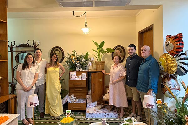 Juan Carlos Arias y María Cristina Vives Lacouture, abuelos de Matías, acompañados por Andrés Arias, Paula Rozo, Cristina Arias Vives y Martín Fernández. Juan Carlos Arias y María Cristina Vives Lacouture, abuelos de Matías, acompañados por Andrés Arias, Paula Rozo, Cristina Arias Vives y Martín Fernández.