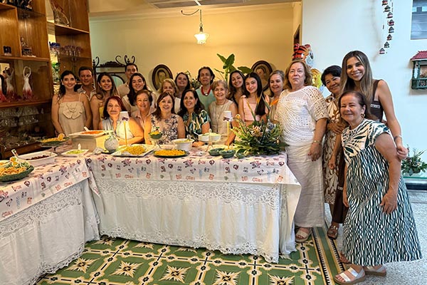 Ana Camila y Osvaldo Alberto; Andrés y Paula, en compañía de Cecilia, María Cristina, Estela y Luz Marina Vives; Milena Daníes, Mariana Succar; Rosa Paulina y Ana Beatriz Vives; Herminda Avendaño; Erica Reyes, Margarita Vives, Cristina Arias, Lucia Vives, Lucia Bateman, María Daníes, María del Pilar Riaño. Ana Camila y Osvaldo Alberto; Andrés y Paula, en compañía de Cecilia, María Cristina, Estela y Luz Marina Vives; Milena Daníes, Mariana Succar; Rosa Paulina y Ana Beatriz Vives; Herminda Avendaño; Erica Reyes, Margarita Vives, Cristina Arias, Lucia Vives, Lucia Bateman, María Daníes, María del Pilar Riaño.