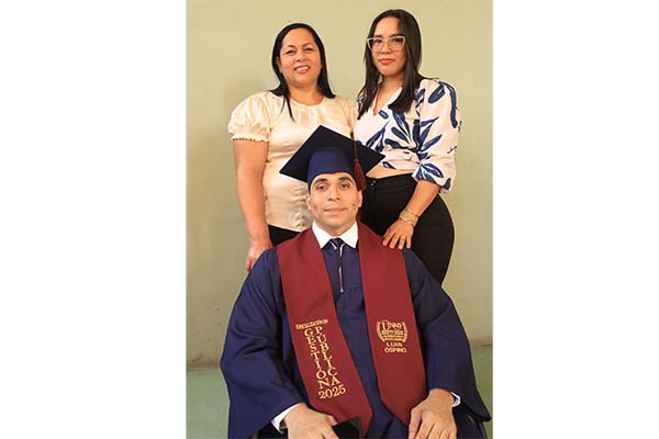 El nuevo especialista en Gestión Pública, Luis Fernando Ospino junto a sus familiares Diwi González y Brenda Fonseca. El nuevo especialista en Gestión Pública, Luis Fernando Ospino junto a sus familiares Diwi González y Brenda Fonseca.