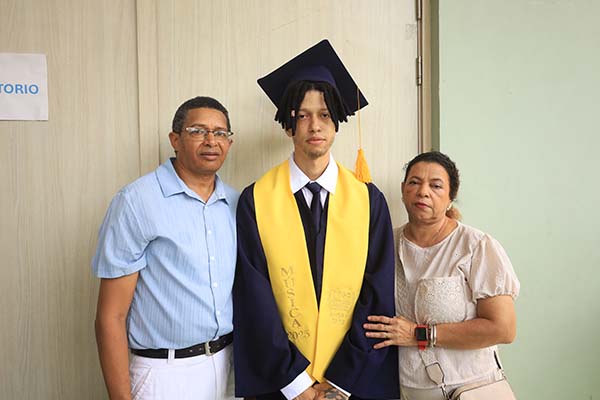 Andrey Ortiz, el nuevo músico profesional; junto a sus padres Hilda Molina y Abelis Ortiz.